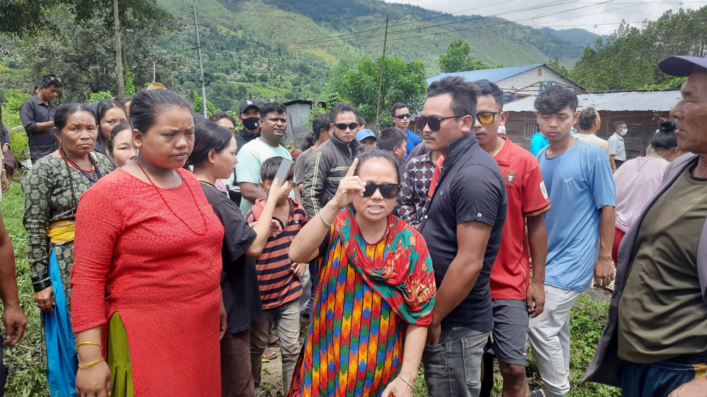 नुवाकोटमा सुकुम्बासी र प्रहरीबीच झडप, ६५ घरटहरा भत्काइयो 